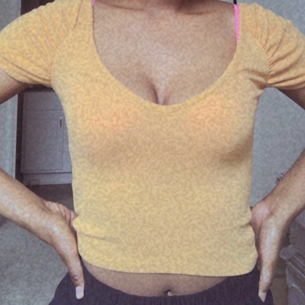 Cute cropped shirt